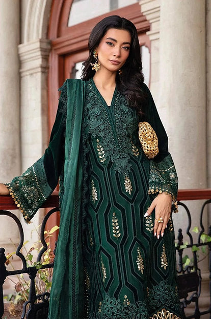 Woman wearing emerald green embroidered suit with velvet dupatta and intricate zari work – perfect ethnic wear for weddings, Diwali, Eid & Karwachauth in UAE from Meraki Vastram.